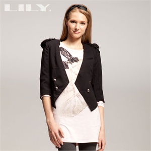 LILY 2011春秋款 黑色 V领燕尾版型肩部钉珠 短外套