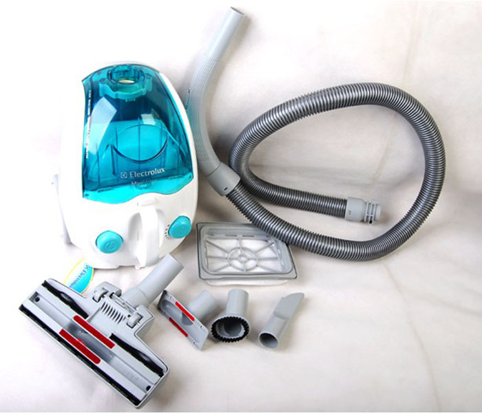 规格参数 基本信息 型号 Z1360 输出功率 1100w 额定电压 220V 材质 金属伸缩管 产地 苏州 颜色 白 控制方式 机械 功能 旋扭式吸力调整控制,可随环境不同调整大小吸力 电线长度 5m 吸尘方式 无尘袋设计 尘杯描述 全新绚色透明超大集尘盒 尘满提示 无 自动回线 有 电源 电源 商品说明 全新绚色透明超大集尘盒,无需更换纸袋 ; 透明前盖设计,使灰尘可见 ; 大滚轮包边,可保护地板; 机身小巧,易于操作; 旋扭式吸力调整控制,可随环境不同调整大小吸力 ; 金属伸缩管,简便易用 。 包装